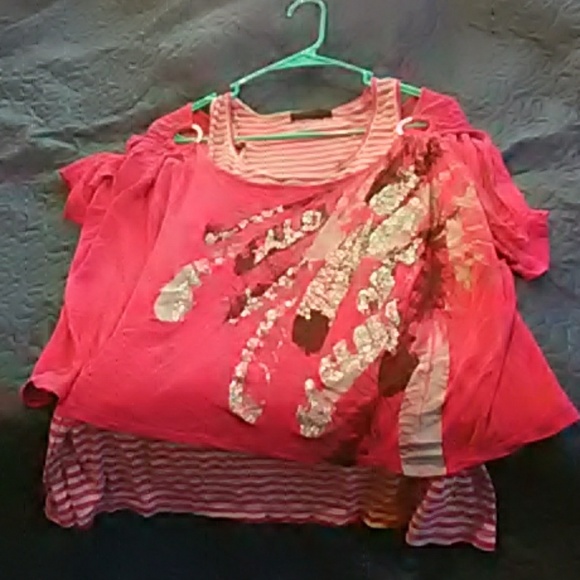 Cold shoulder/Off shoulder shirt w/ Tribal desig - Picture 1 of 4